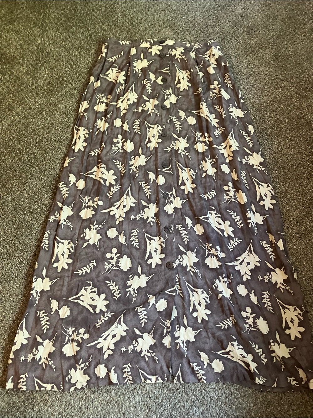 Kathy Ireland white floral print rayon maxi skirt in a medium